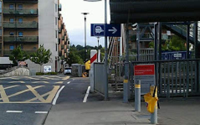 Baile an Ásaigh station