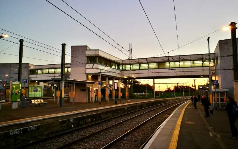 Gabhal Bhinn Éadair agus Domhnach Míde station